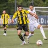 Zwei Spieler im Zweikampf.