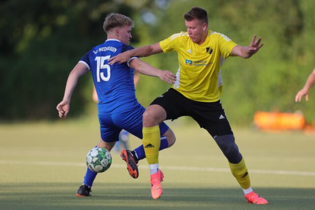 Felix Fohrmann und Nico Stoll im Zweikampf