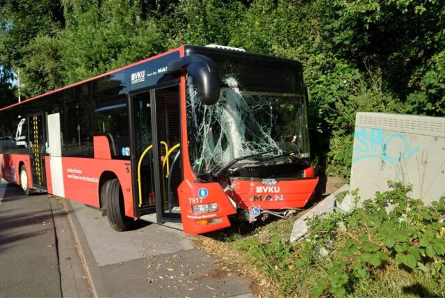 Der Bus ist an einem Verteilerkasten zum Stehen gekommen.