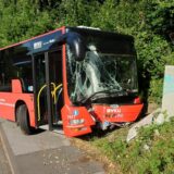 Der Bus ist an einem Verteilerkasten zum Stehen gekommen.