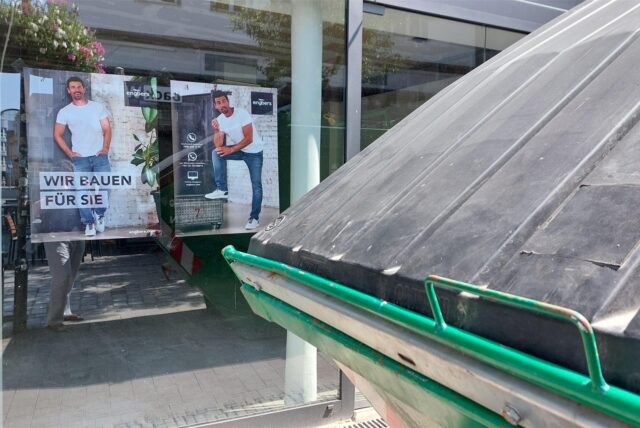 Engbers scheint zum Monatswechsel die Schlüssel übernommen zu haben für den bisherigen O2-Laden an der Bahnhofstraße. Plakate und ein Abfallcontainer weisen darauf hin, wer hier gerade für seinen Einzug renoviert.