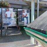 Engbers scheint zum Monatswechsel die Schlüssel übernommen zu haben für den bisherigen O2-Laden an der Bahnhofstraße. Plakate und ein Abfallcontainer weisen darauf hin, wer hier gerade für seinen Einzug renoviert.