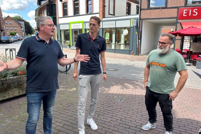 Pressesprecher Sascha Klaverkamp (li.) und Marktmeister Daniel Krüger (mi.) erklären, worauf man sich bei der Kirmes in Ascheberg freuen kann. Bei der Planung und Umsetzung wird Krüger von Nils Grahlmann (re.) unterstützt.