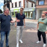 Pressesprecher Sascha Klaverkamp (li.) und Marktmeister Daniel Krüger (mi.) erklären, worauf man sich bei der Kirmes in Ascheberg freuen kann. Bei der Planung und Umsetzung wird Krüger von Nils Grahlmann (re.) unterstützt.