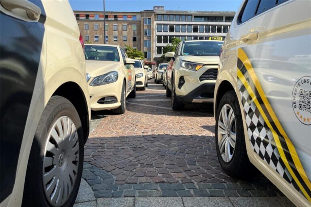 Taxis auf dem Dortmunder Friedensplatz Taxis auf dem Dortmunder Friedensplatz