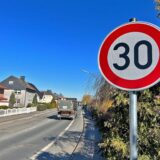 Ein Tempo-30-Schild steht an der Jahnstraße in Bergkamen-Oberaden.