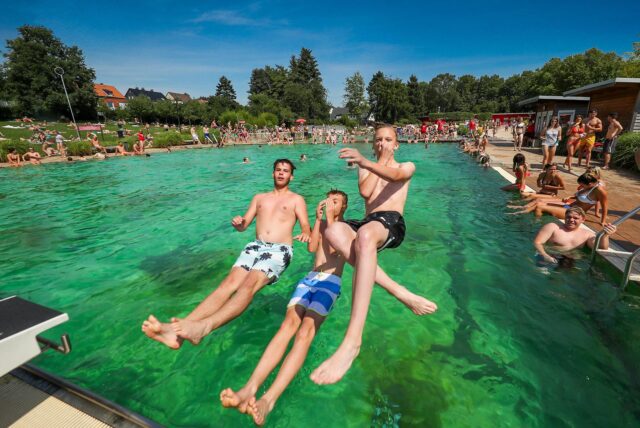 Jugendliche vergnügen sich im Freibad Froschloch in Dortmund.