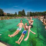 Jugendliche vergnügen sich im Freibad Froschloch in Dortmund.
