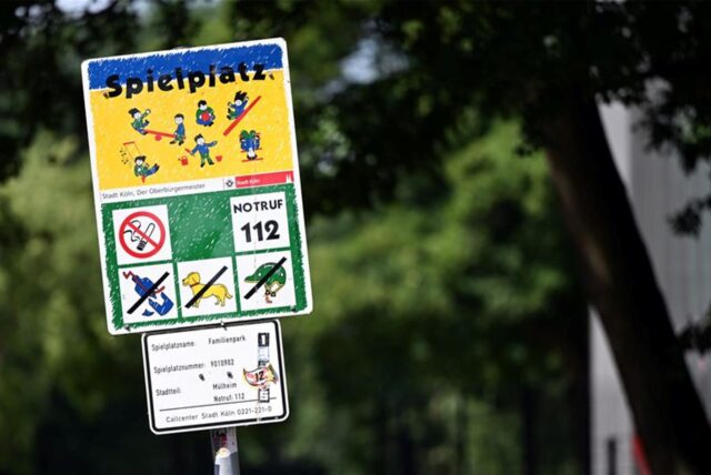 So sehen viele Kölner Spielplatz-Schilder bislang aus – ihre Stunden sind womöglich gezählt. (Archiv)
