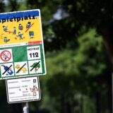So sehen viele Kölner Spielplatz-Schilder bislang aus – ihre Stunden sind womöglich gezählt. (Archiv)
