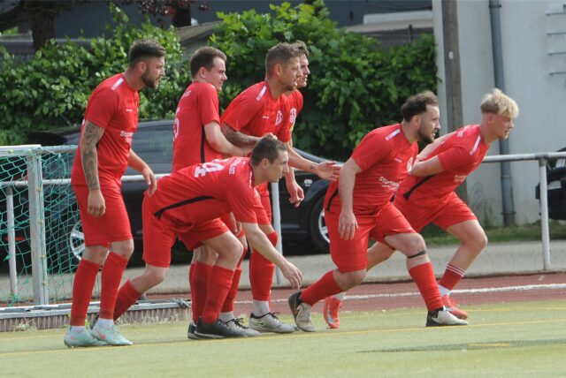 Spieler des ETuS Schwerte-Ost laufen los.