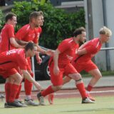 Spieler des ETuS Schwerte-Ost laufen los.
