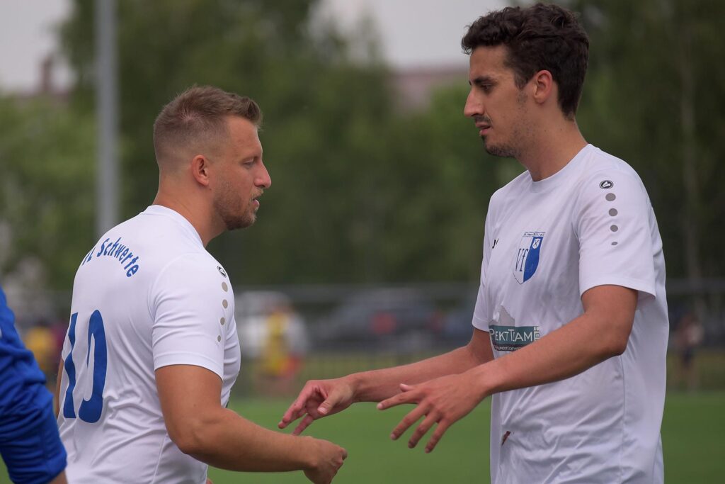 Zwei Spieler des VfL Schwerte klatschen sich ab. Zwei Spieler des VfL Schwerte klatschen sich ab.