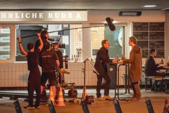Dreharbeiten für den neuen Dortmund-Tatort am Bergmann Kiosk. Kommissar Faber (rechts) trifft sich mit seinem Ex-Kollegen Daniel Kossik auf ein Bier.