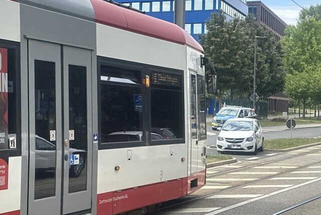 Am Samstag (5. Juli) sind eine Stadtbahn und ein Pkw auf dem Brackeler Hellweg kollidiert.