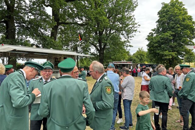 Menschen auf der Festwiese beim Vogelschießen 2025 in Horn