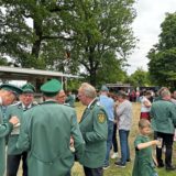 Menschen auf der Festwiese beim Vogelschießen 2025 in Horn