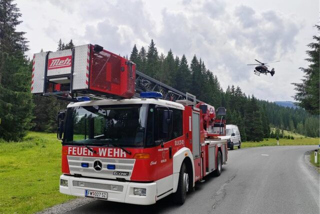 Ein Einsatzfahrzeug der Feuerwehr steht in der Nähe der Absturzstelle eines Kleinflugzeugs im Gemeindegebiet von Krimml.