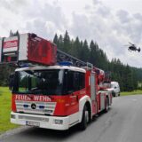 Ein Einsatzfahrzeug der Feuerwehr steht in der Nähe der Absturzstelle eines Kleinflugzeugs im Gemeindegebiet von Krimml.