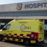 Ein Krankenwagen hält vor einem Krankenhaus auf Mallorca.
