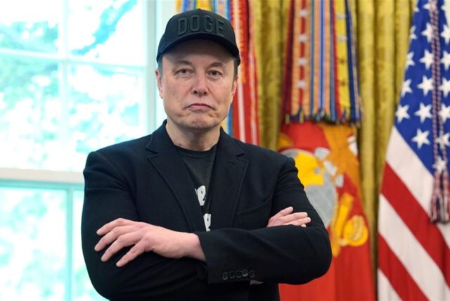 Elon Musk nimmt an einer Pressekonferenz mit US-Präsident Trump im Oval Office des Weißen Hauses teil.