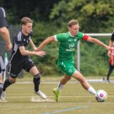 Dominik Voß, Kapitän der SG Massen, dribbelt mit dem Ball.