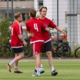 Zwei Fußballspieler umarmen sich.