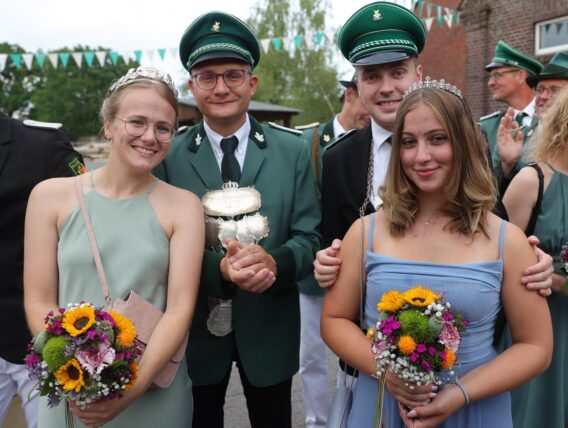 Das sind die neuen Majestäten von Horn (von links): Emma Streyl, Bernd Streyl, Johannes Forsthövel und Hanna Kuhles.
