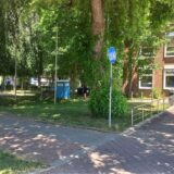 Ein Teil des Ausgangs des Amtsgerichts Kamen ist zu sehen. Davor ein gepflasterter Weg. Im Hintergrund ist ein blaues Dixiklo zu erkennen.
