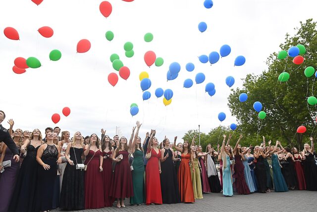Die Abiturientinnen und Abiturienten des Mallinckrodt Gymnasiums haben den Himmel bunt werden lassen.