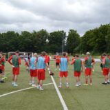 RW Unna bespricht beim Trainingsauftakt ein paar Dinge.