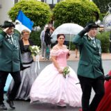 Aus der Ortsmitte kommend laufen die Schützen und ihre Gäste über die Louviersstraße zum Platz von Weymouth & Portland, wo die Parade stattfindet.