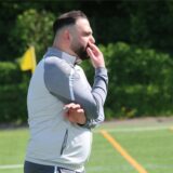 Volkan Cetin schaut aufs Spielfeld.