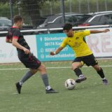 Amin Hill (SuS in Gelb) im Duell mit Fabian-Jonas Gach (FCO).