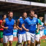 Drei Fußballspieler des VfL Kamen II laufen.