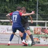Mathis Hülk vom SV Herbern im Zweikampf.