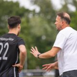 Marc Woller gibt am Seitenrand Anweisungen.