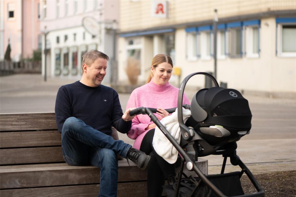 Dirk Weise mit seiner Frau und dem dem Sohn im Kinderwagen. Sie sitzen auf einer Holzbank in Fröndenberg. Dirk Weise mit seiner Frau und dem dem Sohn im Kinderwagen. Sie sitzen auf einer Holzbank in Fröndenberg.
