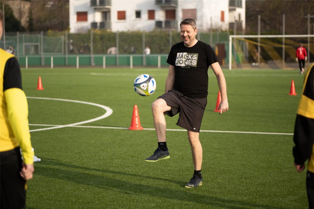Dirk Weise mit Ball auf dem Fußballplatz. Dirk Weise mit Ball auf dem Fußballplatz.