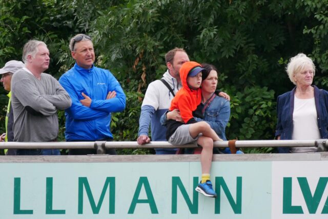 Zuschauer am Fußballplatz in Herbern.