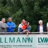 Zuschauer am Fußballplatz in Herbern.