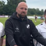 Heinrich Senning steht neben einem weiteren Spieler.