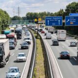 Auf der A44 bei Unna fließt in beide Fahrtrichtungen dichter Verkehr.