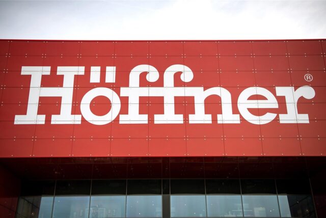 Der Höffner-Schriftzug hängt an einer Gebäudefront der Möbelkette