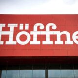 Der Höffner-Schriftzug hängt an einer Gebäudefront der Möbelkette