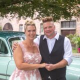 Nadine (geborene Petermeier) und André Lüdtke haben sich auf Schloss Bladenhorst das Ja-Wort gegeben. Das Hochzeitsgefährt (im Hintergrund) ist ein Pontiac, Baujahr 1952.