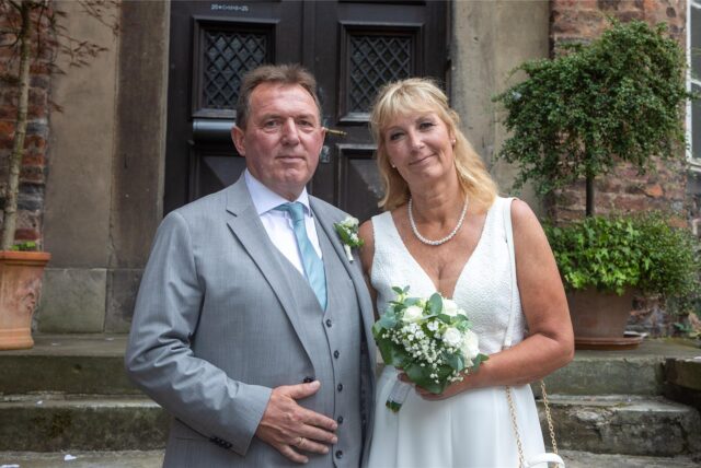 Sandra (geborene Oevermann) und Reiner Pawelski haben nach 25 Jahren als Paar geheiratet. Auf Schloss Bladenhorst gaben sie sich das Ja-Wort.