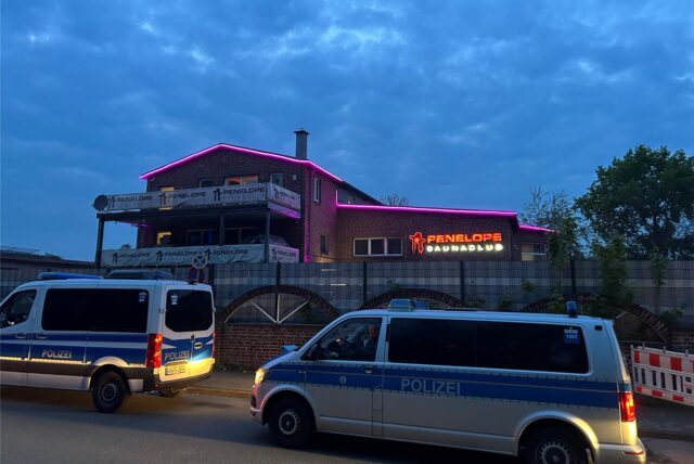 Die Polizei-Kolonne machte sich gegen 20.30 Uhr auf den Weg vom Europaplatz zum Westring. Dort versammelte man sich vor dem Saunaclub Penelope zum Zugriff.