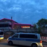 Die Polizei-Kolonne machte sich gegen 20.30 Uhr auf den Weg vom Europaplatz zum Westring. Dort versammelte man sich vor dem Saunaclub Penelope zum Zugriff.