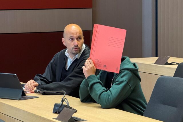 Der angeklagte Schüler (21) im Mordfall Rita aus Recklinghausen kurz vor Prozessbeginn am 7. Juli vor dem Bochumer Schwurgericht. Links neben ihm: Verteidiger Björn Rüthers.